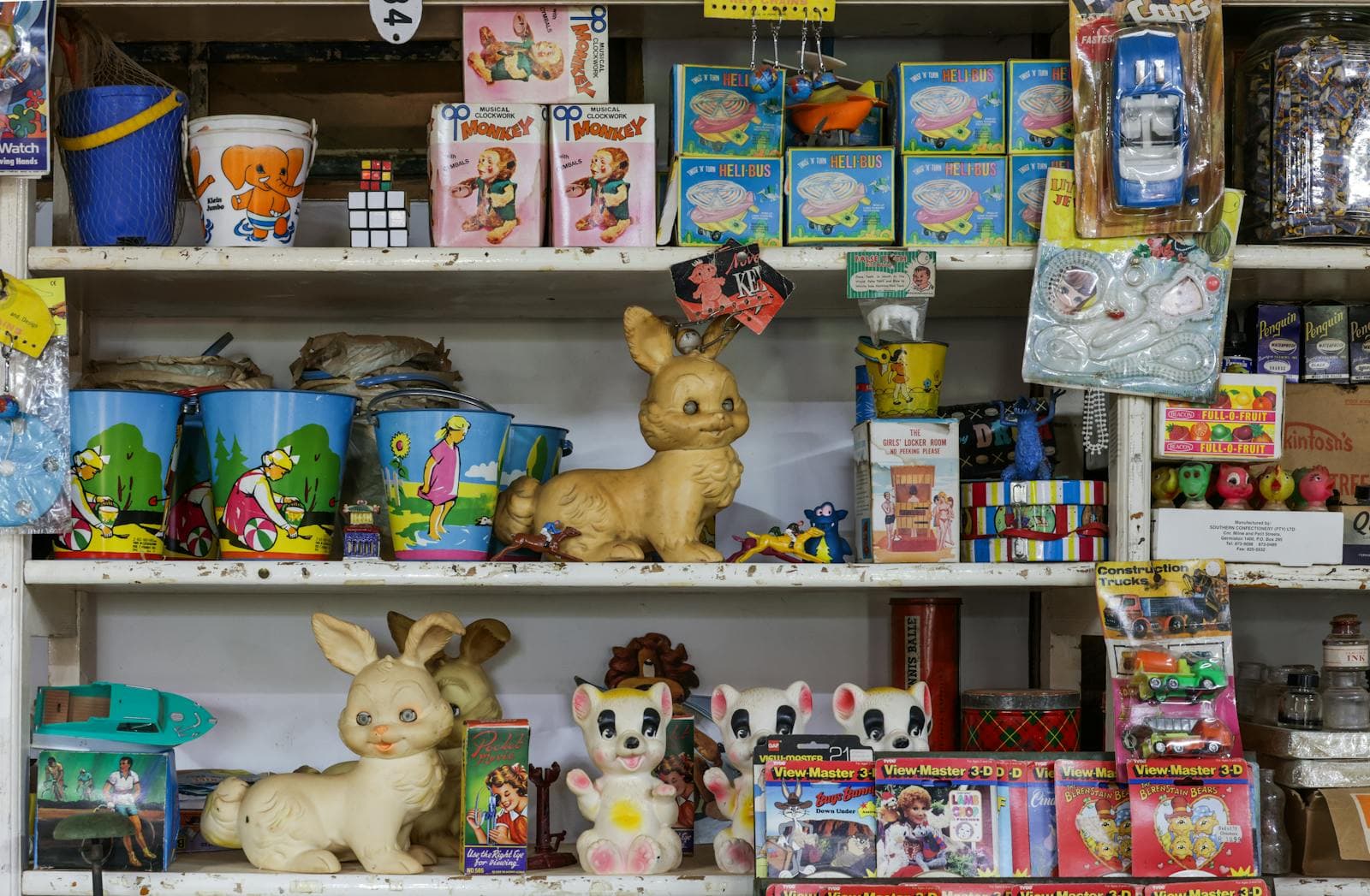 Jouets anciens — Trains, poupées, automates